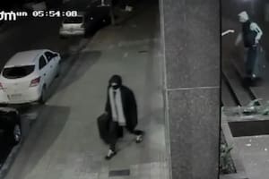 El momento en que la viuda negra que drogó al chef de La Plata y le desvalijó la casa huyó