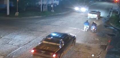 El momento en que las dos camionetas Toyota Hilux 4x4 se pasaron el semáforo en rojo de la avenida Rivadavia dando inicio a la mortal picada