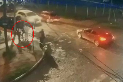 El momento en que las tres jóvenes se suben a una camioneta blanca.