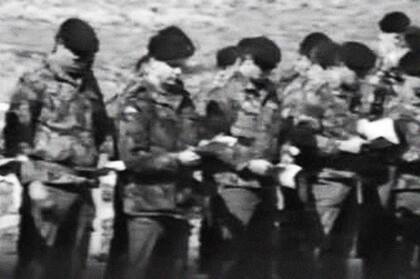 El momento en que las tropas inglesas inhuman los restos de los soldados argentinos en Darwin, en febrero de 1983