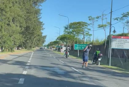 El momento en que le roban la moto al docente, después de balearlo, en el corredor Bancalari