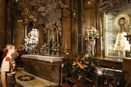 El momento en que Leonor se detiene -sin la boina, en señal de respeto- ante la imagen de la Virgen del Pilar, y luego la saluda agachando la cabeza.