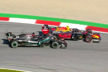 Vista aérea de la colisión entre el Mercedes de Hamilton y el Aston Martin de Albon.