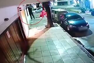 Treparon con una escalera al balcón, no pudieron robar y cuando saltaron los esperaba la Policía