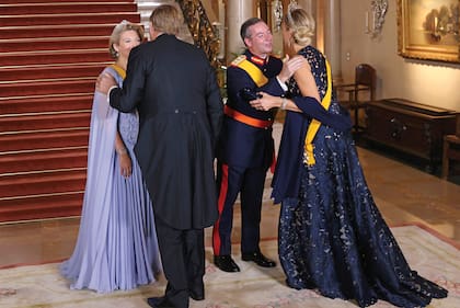 El momento en que los reyes Guillermo y Máxima de Países bajos saludan a los nuevos soberanos