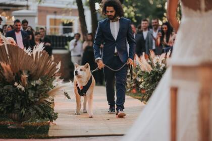 El momento en que Luis Melano y Thor caminaron hasta el altar. Foto: @pixelproduxiones
