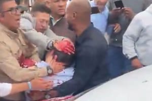 El momento en que Miguel Uribe Turbay sufrió el ataque en Colombia.