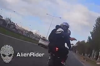 Grabó a los delincuentes que le dispararon para robarle la moto en la autopista