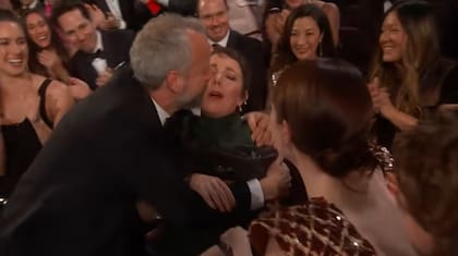 El momento en que Olivia Colman ganó el premio Oscar a Mejor Actriz por su papel en la película La Favorita y su marido la abrazó emocionado
