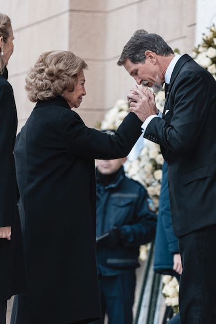 El
momento en que Pablo de Grecia recibe a su tía, la reina
Sofía, en la puerta de la Catedral