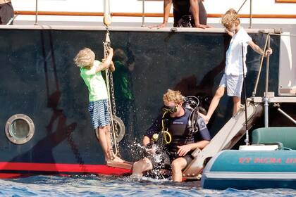 El momento en que Pierre se dispone a sumergirse para bucear con tanque. Sus herederos, Stefano y Francesco, participan de la escena