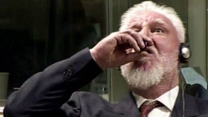 El momento en que Praljak toma el veneno