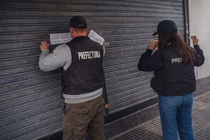 El momento en que Prefectura Naval clausura el boliche donde funcionaba un prostíbulo encubierto