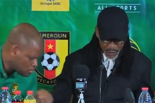 El papelón del DT de Camerún cuando dio la lista para Qatar y las sospechas que disparó