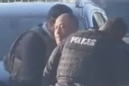 El momento en que Rodríguez fue detenido por los agentes del ICE, en California