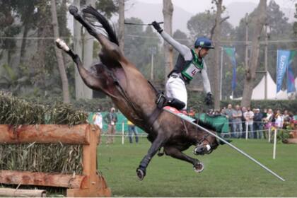 El momento en que Rui Fonseca tropieza con el obstáculo