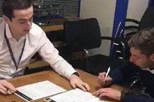 El momento en que Sala firma unos documentos con el club Cardiff