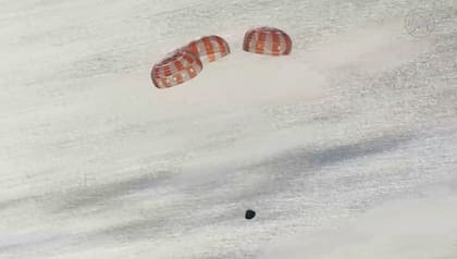 El momento en que se desplegaron los paracaídas de detención de la cápsula Orión