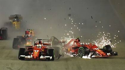 El momento en que se tocan las dos Ferrari en la largada del Gran Premio de Singapur, favoreciendo a Hamilton