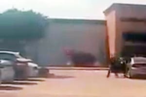 El momento en que el asesino bajó de su auto y empezó a disparar en la entrada de un shopping de EE.UU.