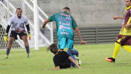 El momento en que un intruso derriba a Gabriel Jesús
