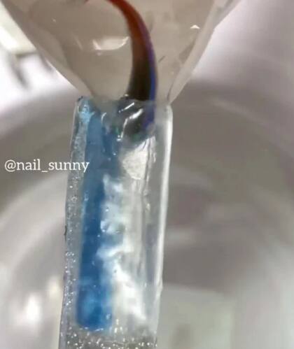 El momento en que un pez es trasladado dentro de una uña.