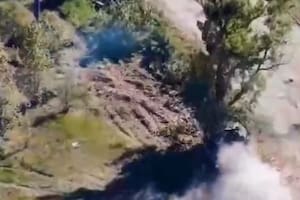 Las tropas ucranianas se burlan de un tanque ruso que choca contra un árbol