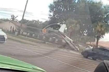 El momento en que una avioneta cae en una carretera de Orlando, Florida
