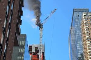 Una grúa se incendió y se desplomó desde más de cien metros de altura en el centro de Manhattan