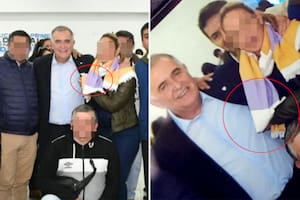 El momento en que una mujer le roba el teléfono al gobernador de Tucumán, Osvaldo Jaldo.