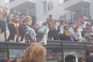 El momento en que una tarima con gente bailando colapsó en el Carnaval de Notting Hill
