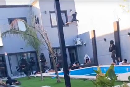 El momento en que uno de los delincuentes salta desde el primer piso para escapar durante el allanamiento en Esteban Echeverría