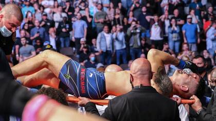 El momento en que Weidman se retira desbordado del llanto y en camilla