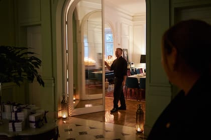 El momento esperado. Velas sobre le mármol, un sello Arzuaga, y las puertas que se abren para dar comienzo a la ceremonia del té