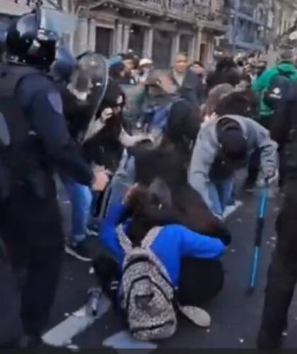 El momento exacto de la agresión contra la chica de 10 años y su madre