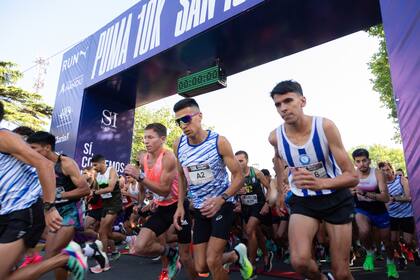 El momento exacto de la largada de la carrera de 10k en San Isidro.