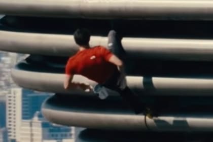 El momento exacto donde Honnold se sostuvo de la estructura metálica sin sus manos