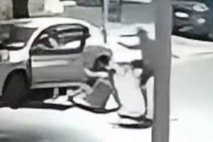 lo tiraron al piso y le dieron una patada en la cabeza para robarle el auto