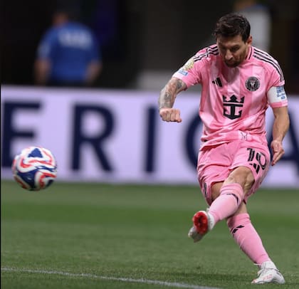El momento exacto donde Messi calza la pelota en el gol (Foto: @adidasfootball)