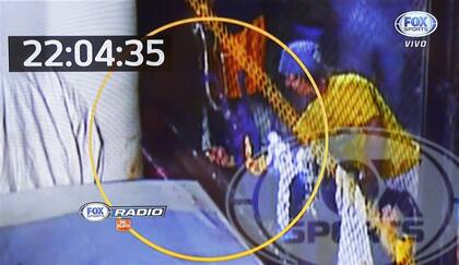 El momento en el que el Panadero Napolitano tira gas pimienta contra los jugadores de River