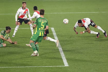 El momento exacto en el que Enzo Pérez convierte el segundo gol de River frente a Aldosivi.