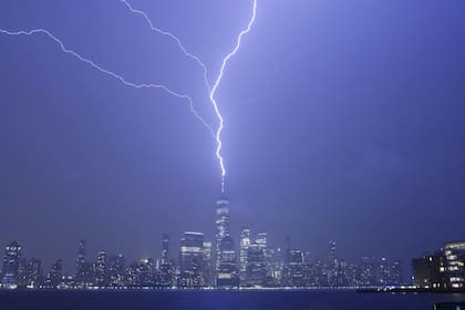 El momento exacto en el que un rayo impactó sobre el One World Trade Center.