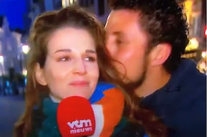 El momento exacto en que el intruso acomete contra la periodista y le da un beso sin existir consentimiento
