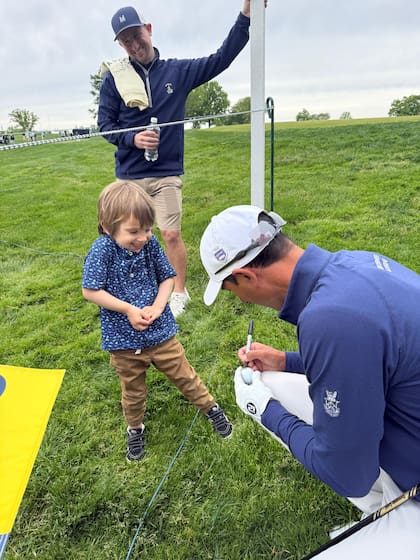 El momento familiar de Bide junto con Jordan Spieth, que en el PGA Championship buscará completar el Grand Slam