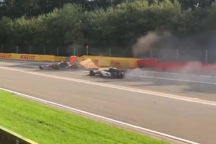 El momento fatal: el auto de Juan Manuel Correa a punto de embestir al del infortunado Anthoine Hubert