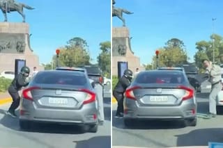 Dos motochorros le rompieron las ventanillas y robaron a un conductor a plena luz del día