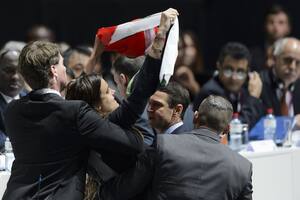 Otro momento incómodo para Blatter: dos mujeres interrumpieron el congreso de FI