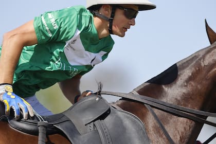 El momento más deseado de Camilo: a jugar. Ama del polo y los caballos desde chico