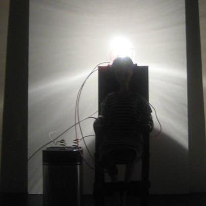 El momento más tenebroso en la Barbie de la silla eléctrica es cuando la silla se enciende y la corriente comienza a funcionar