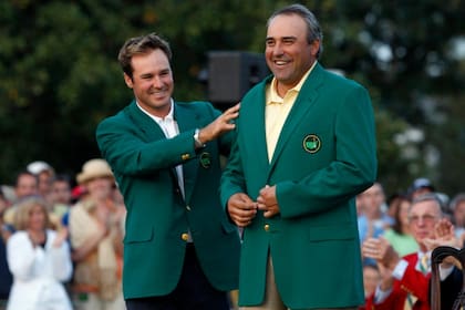 El momento pletórico de 2009, con Cabrera coronado con el tradicional saco verde tras ganar el Masters de Augusta